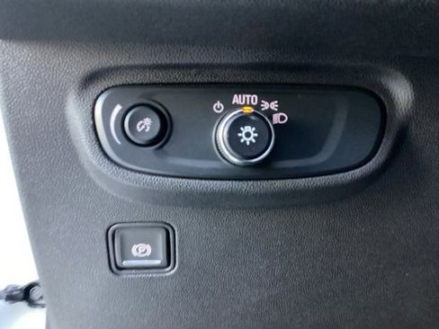 Used 2024 GMC Terrain SLE image 12