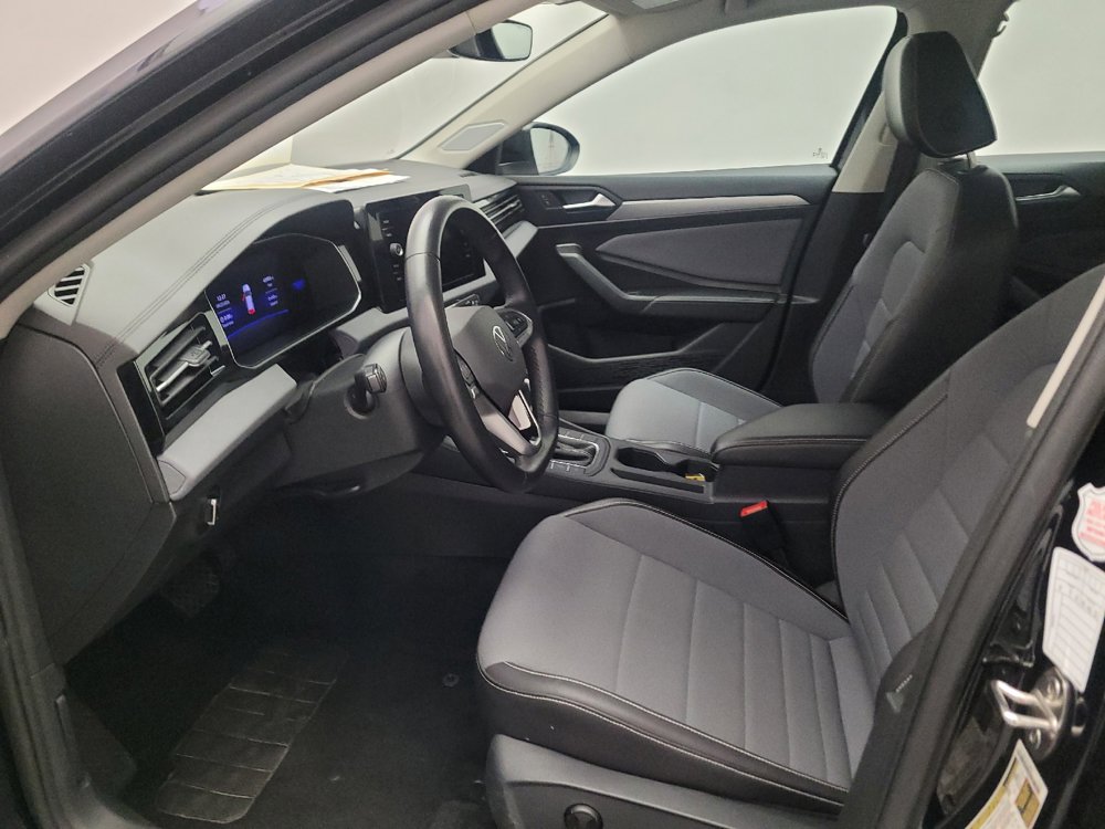 Used 2025 Volkswagen Jetta SE FWD image 17