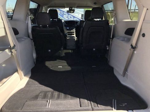 Used 2024 Chrysler Pacifica Touring-L image 9