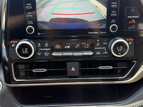 Used 2021 Toyota Highlander XLE AWD/4WD image 35