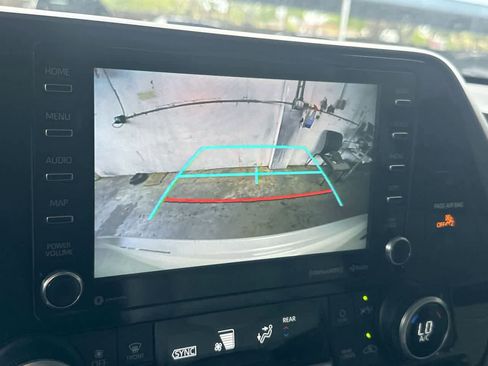 Used 2021 Toyota Highlander XLE FWD image 19