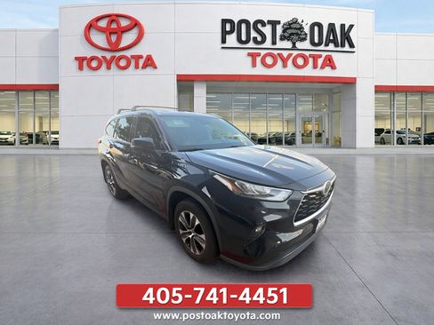 Used 2020 Toyota Highlander XLE FWD image 1
