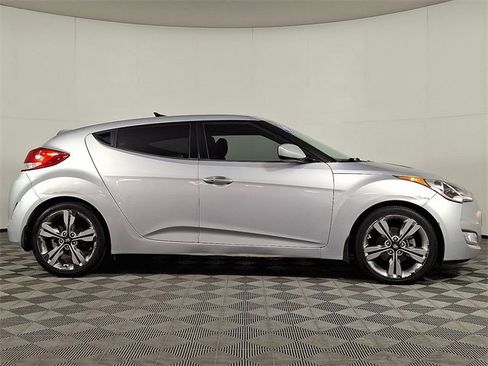 Used 2017 Hyundai Veloster Value Edition image 10