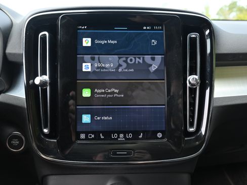 Used 2025 Volvo XC40 B5 Core image 28