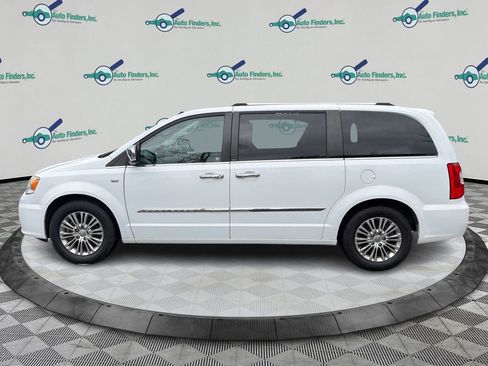 Used 2014 Chrysler Town & Country Touring-L image 8