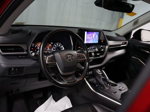 Certified 2023 Toyota Highlander XLE image 11