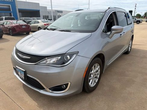 Used 2020 Chrysler Pacifica Touring-L FWD image 3