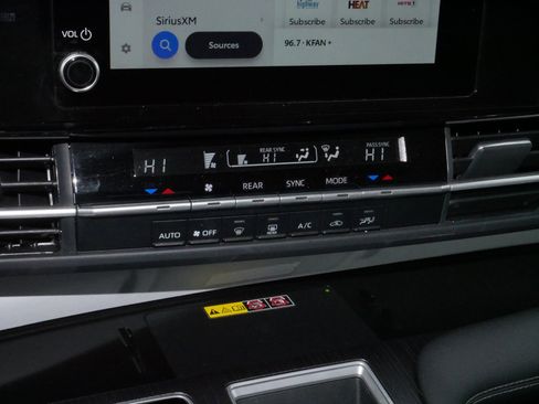 Used 2025 Toyota Sienna LE image 23