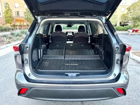 Used 2021 Toyota Highlander LE FWD image 16