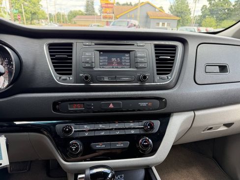Used 2016 Kia Sedona LX w/ Option Group 020 FWD image 16
