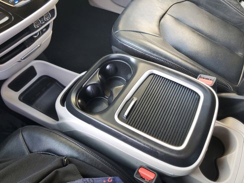 Used 2022 Chrysler Pacifica Touring-L image 26