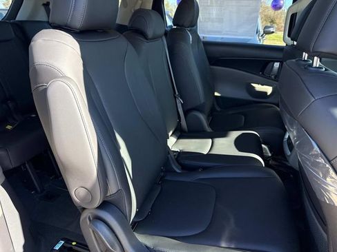 New 2026 Kia Carnival FWD image 13