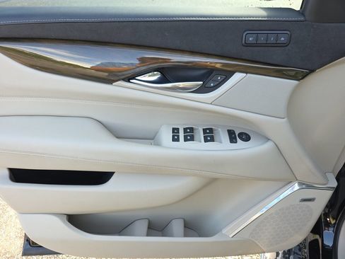 Used 2019 Cadillac Escalade ESV Premium Luxury RWD image 17