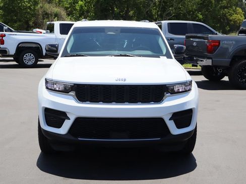 Used 2023 Jeep Grand Cherokee Laredo w/ Luxury Tech Group I RWD image 4