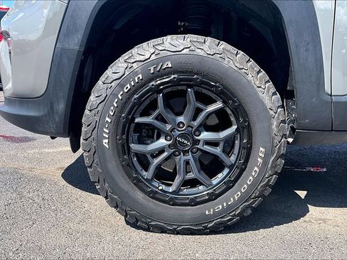 Used 2022 Jeep Renegade Latitude AWD/4WD image 2
