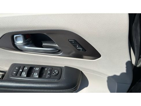 Used 2018 Chrysler Pacifica Limited FWD image 12