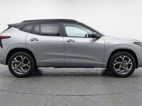 Used 2025 Chevrolet Trax LT w/ LT Convenience Package FWD image 11