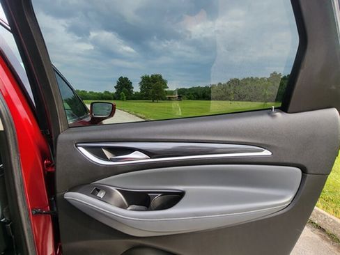 Used 2018 Buick Enclave Essence FWD image 29