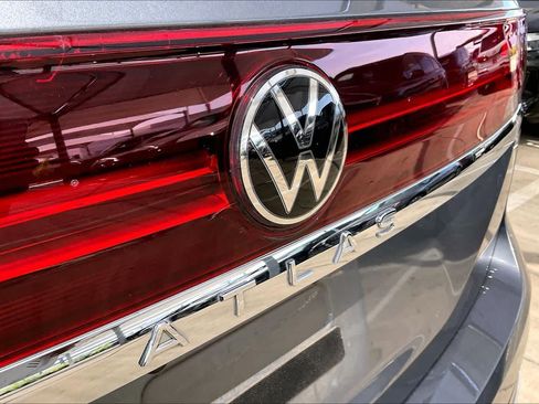 Used 2024 Volkswagen Atlas SE w/ Panoramic Sunroof Package FWD image 11