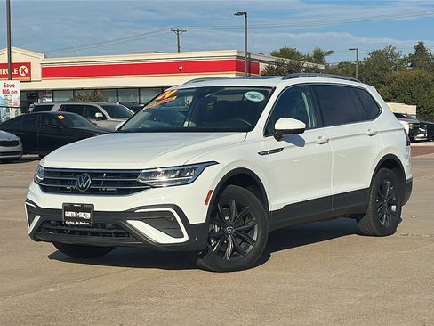 Used 2024 Volkswagen Tiguan SE w/ Panoramic Sunroof Package image 2