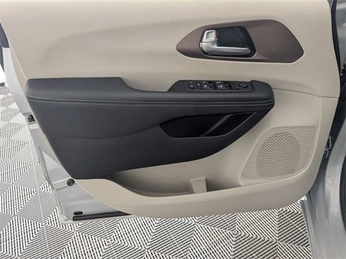 Used 2024 Chrysler Voyager LX image 10