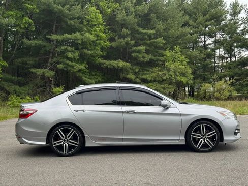 Used 2017 Honda Accord Touring image 5