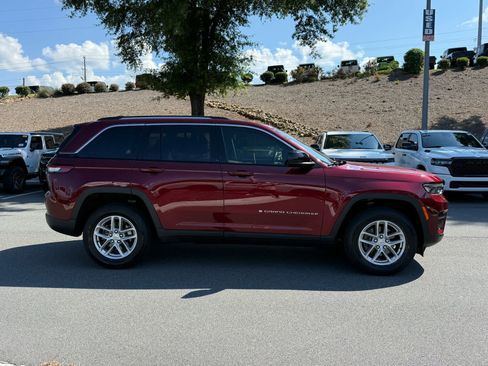 Used 2023 Jeep Grand Cherokee Laredo RWD image 6
