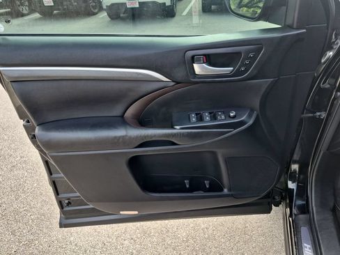 Used 2018 Toyota Highlander Limited FWD image 18