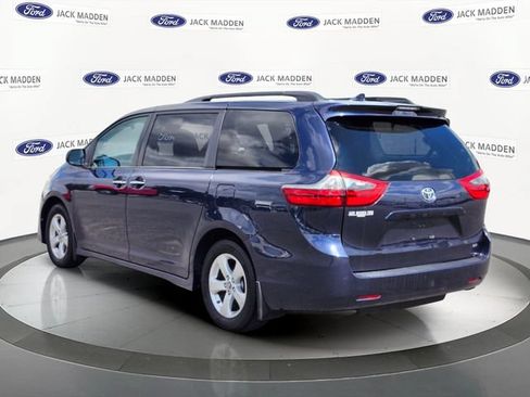 Used 2020 Toyota Sienna LE w/ LE Preferred Package FWD image 3