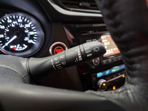 Used 2017 Nissan Rogue SV image 26