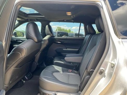 Used 2021 Toyota Highlander XSE FWD image 15