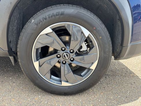 Used 2025 Nissan Rogue SV FWD image 32