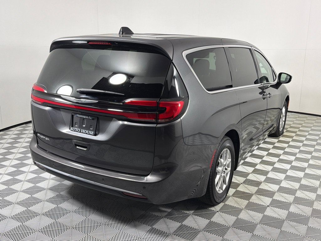 Used 2023 Chrysler Pacifica Touring-L FWD image 5