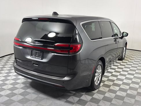 Used 2023 Chrysler Pacifica Touring-L FWD image 5