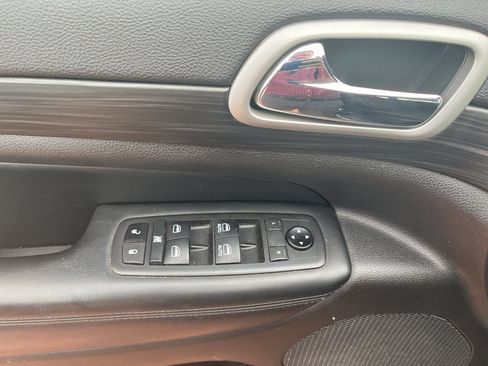 Used 2021 Jeep Grand Cherokee Laredo w/ Security & Convenience Group image 14