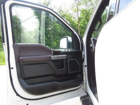 Used 2015 Ford F150 Platinum w/ Equipment Group 701A Luxury AWD/4WD image 9