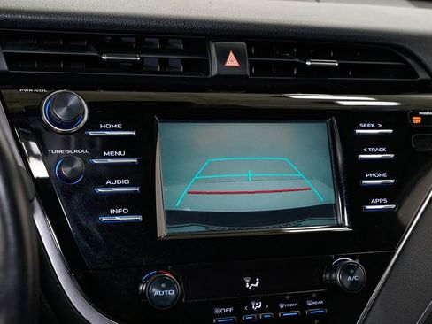 Used 2018 Toyota Camry SE image 12