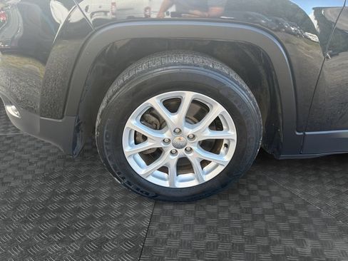 Used 2017 Jeep Cherokee Latitude FWD image 14