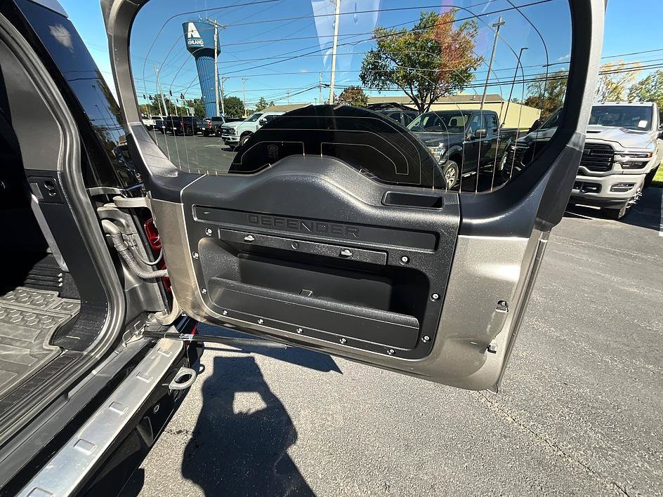 Used 2022 Land Rover Defender 110 X-Dynamic HSE AWD/4WD image 9