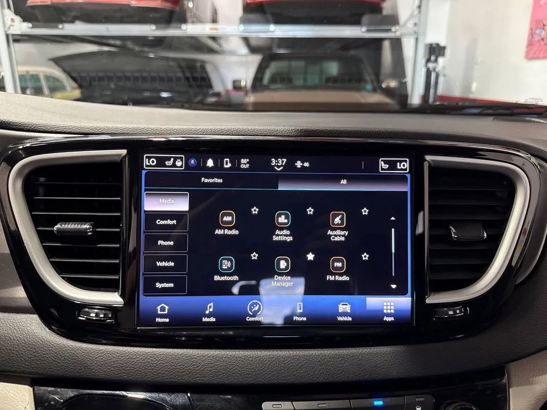 Used 2023 Chrysler Pacifica Touring-L FWD image 74