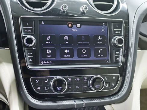 Used 2017 Bentley Bentayga AWD/4WD image 26