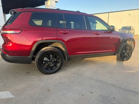 Used 2025 Jeep Grand Cherokee L Laredo RWD image 3