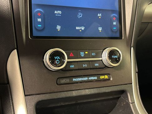 Used 2021 Ford Edge SE image 25