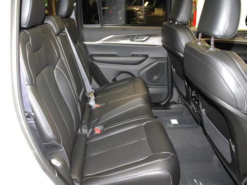 New 2025 Jeep Grand Cherokee Limited w/ Luxury Tech Group II image 31