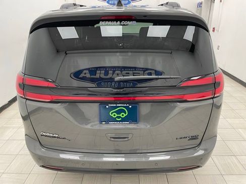 Used 2025 Chrysler Pacifica Limited image 20