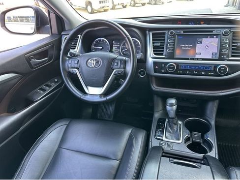 Used 2018 Toyota Highlander XLE FWD image 12