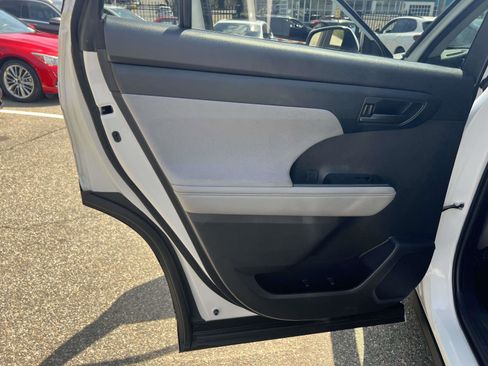 Used 2022 Toyota Highlander LE AWD/4WD image 14