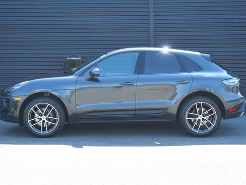 Certified 2024 Porsche Macan AWD/4WD image 2