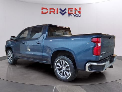 Used 2022 Chevrolet Silverado 1500 LT AWD/4WD image 3