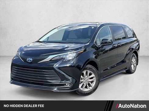 Used 2025 Toyota Sienna XLE FWD image 1